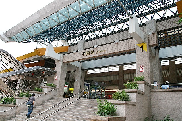 香港籍潘姓女子偕陳姓男友2月來台旅遊,但只有陳男返港,潘女家屬向香港警方報案,陳男坦承殺害潘女,棄屍在台北捷運竹圍站附近。 香港籍潘姓女子偕陳姓男友2月來台旅遊,但只有陳男返港,潘女家屬向香港警方報案,陳男坦承殺害潘女,棄屍在台北捷運竹圍站附近。