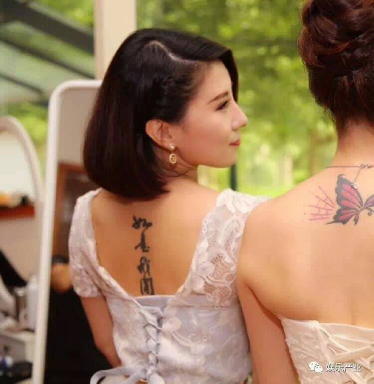 梁相宜背部刺青如是我聞,凸顯她的性格。 圖 : 翻攝自微博 梁相宜背部刺青如是我聞,凸顯她的性格。 圖 : 翻攝自微博
