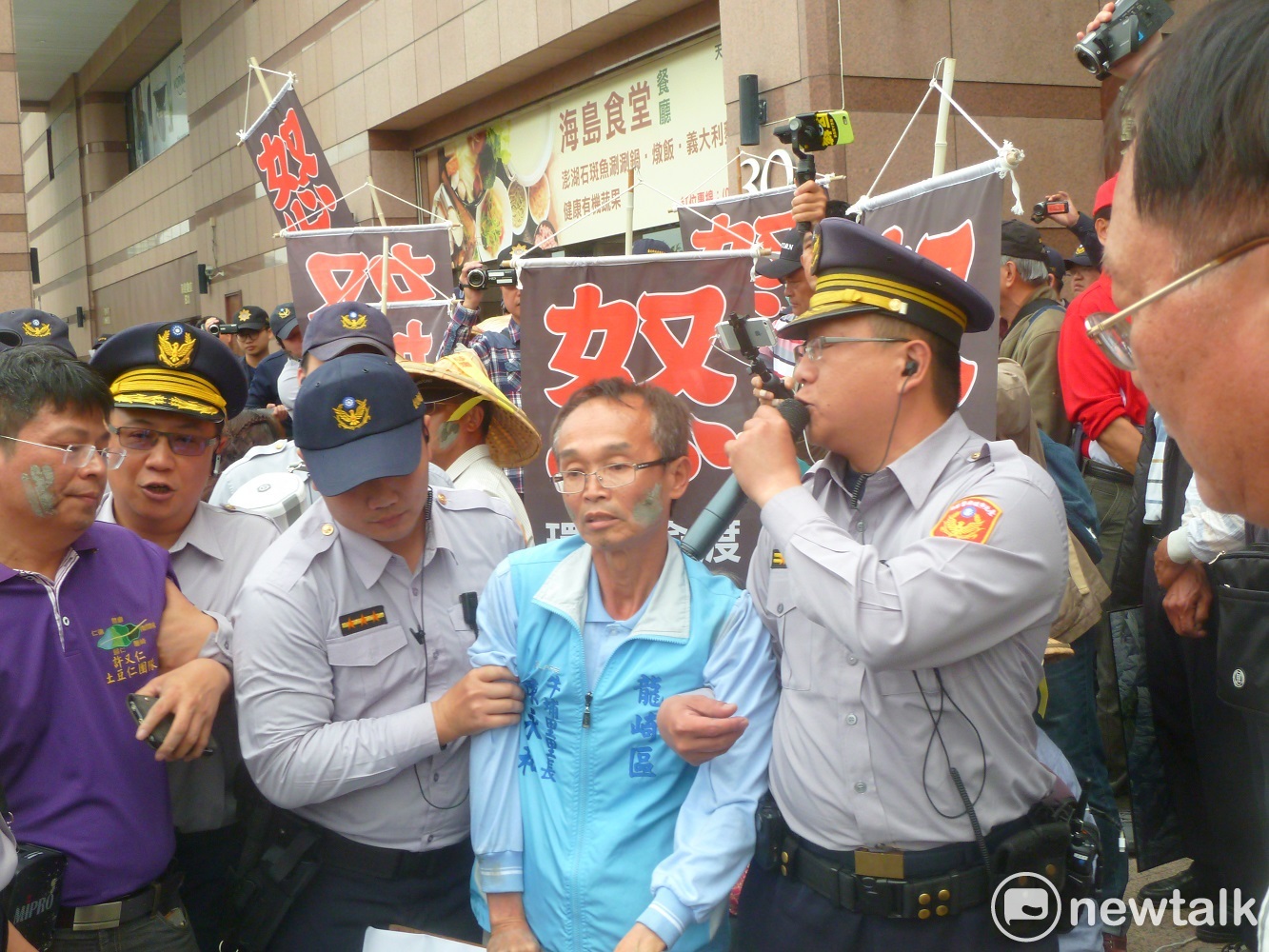 行政院退輔會與環保公司合作,要在台南市龍崎區牛埔里推動事業廢棄物處理中心,台南鄉親今(14)日下午到民進黨中央所在的大樓下持布條抗議。 行政院退輔會與環保公司合作,要在台南市龍崎區牛埔里推動事業廢棄物處理中心,台南鄉親今(14)日下午到民進黨中央所在的大樓下持布條抗議。