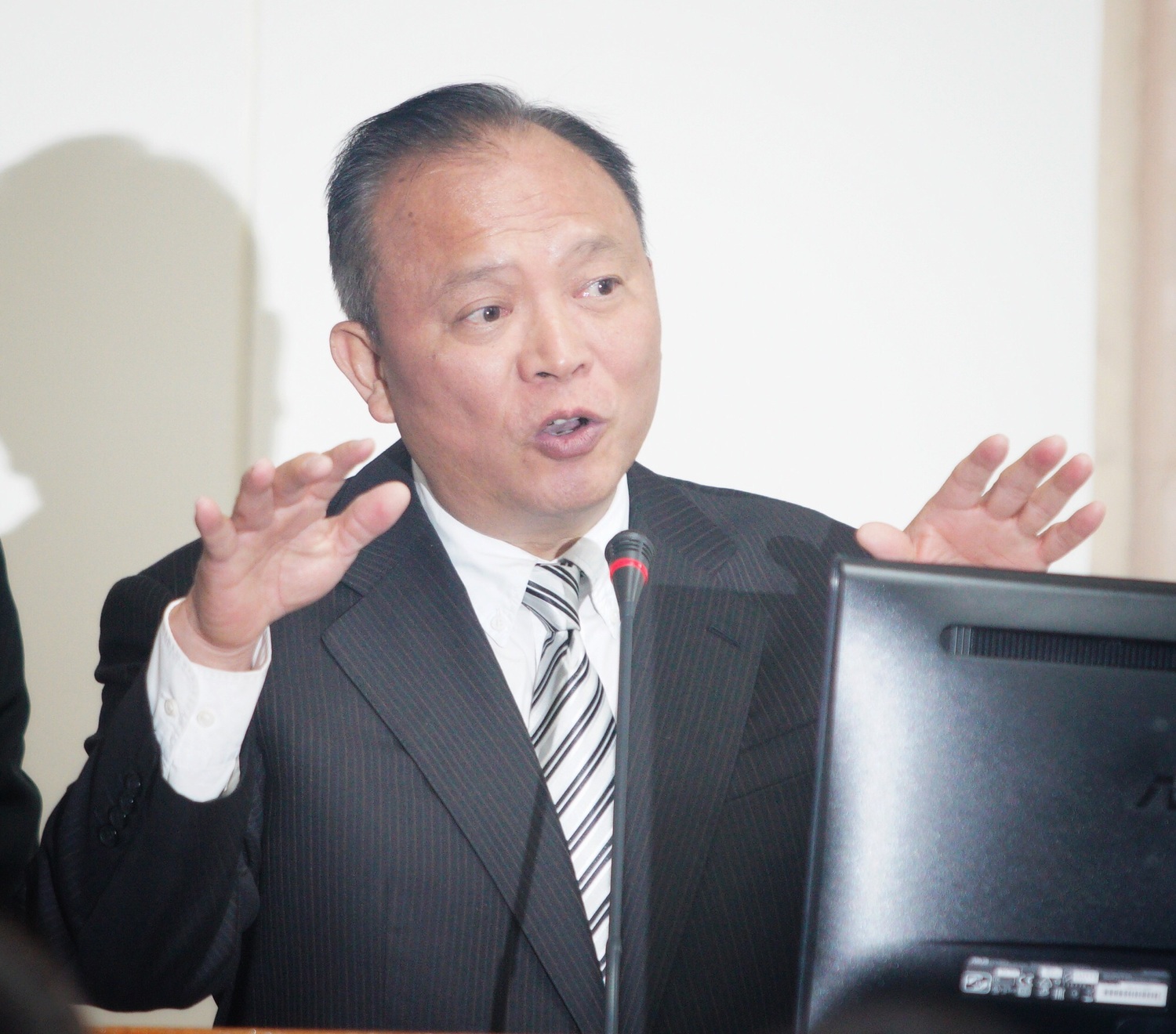 國民黨立委張麗善今天拿出會議記錄證明去年農會在協調會上有建請勿休市2天以上。 國民黨立委張麗善今天拿出會議記錄證明去年農會在協調會上有建請勿休市2天以上。