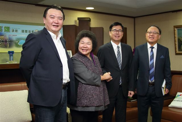 民進黨高雄市長提名人陳其邁今(14)天到高雄市政府拜訪市長陳菊,兩人相見歡。陳其邁表示,菊姐執政12年,這次來拜會是特地來學習的,且見到菊姐,陳其邁彎腰90度致意。 民進黨高雄市長提名人陳其邁今(14)天到高雄市政府拜訪市長陳菊,兩人相見歡。陳其邁表示,菊姐執政12年,這次來拜會是特地來學習的,且見到菊姐,陳其邁彎腰90度致意。