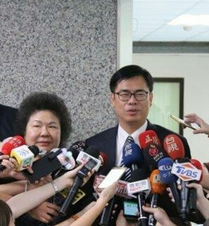 民進黨高雄市長提名人陳其邁今(14)天到高雄市政府拜訪市長陳菊,兩人相見歡。陳其邁表示,菊姐執政12年,這次來拜會是特地來學習的,且見到菊姐,陳其邁彎腰90度致意。 民進黨高雄市長提名人陳其邁今(14)天到高雄市政府拜訪市長陳菊,兩人相見歡。陳其邁表示,菊姐執政12年,這次來拜會是特地來學習的,且見到菊姐,陳其邁彎腰90度致意。