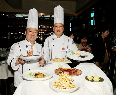 台北米其林指南14日正式出爐,唯一一家三星餐廳由君品酒店頤宮中餐廳獲得,餐廳行政主廚陳偉強(右)、陳泰榮(左)受訪時,對於獲獎異口同聲地笑說「很開心」。 圖 : 中央社 台北米其林指南14日正式出爐,唯一一家三星餐廳由君品酒店頤宮中餐廳獲得,餐廳行政主廚陳偉強(右)、陳泰榮(左)受訪時,對於獲獎異口同聲地笑說「很開心」。 圖 : 中央社