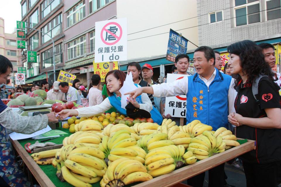 由於民進黨循「柯P模式」禮讓徐定禎(右2),綠營沒有推出自己的人馬;而過去歷屆選舉中,無黨籍候選人往往更能與派系和政黨勢力巧妙結盟,左右逢源,成功勝出。也因此,即便11月24日開票結果揭曉後,苗栗縣長依然姓徐,但究竟是哪位「徐縣長」,誰也不敢打包票。 圖:擷自徐定禎臉書 由於民進黨循「柯P模式」禮讓徐定禎(右2),綠營沒有推出自己的人馬;而過去歷屆選舉中,無黨籍候選人往往更能與派系和政黨勢力巧妙結盟,左右逢源,成功勝出。也因此,即便11月24日開票結果揭曉後,苗栗縣長依然姓徐,但究竟是哪位「徐縣長」,誰也不敢打包票。 圖:擷自徐定禎臉書