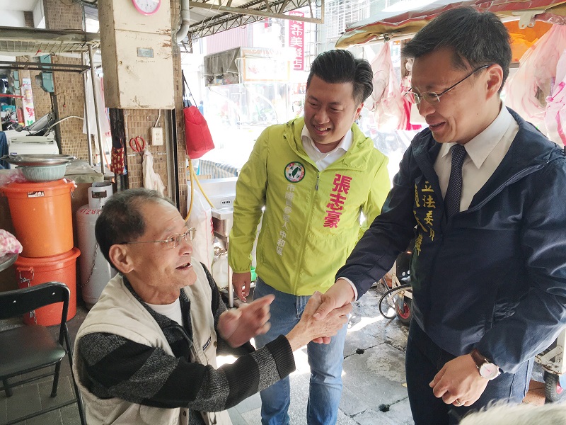 趙天麟特地在市議員民調前陪張志豪拜票。 圖:張志豪/提供 趙天麟特地在市議員民調前陪張志豪拜票。 圖:張志豪/提供