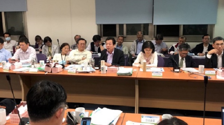 環保局長劉和然為新北市民發聲,表達新北市府不反對興建電廠,但拒絕台電將燃煤發電作為唯一選項。 環保局長劉和然為新北市民發聲,表達新北市府不反對興建電廠,但拒絕台電將燃煤發電作為唯一選項。