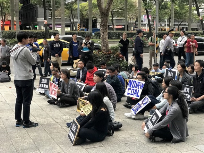 環保局長劉和然為新北市民發聲,表達新北市府不反對興建電廠,但拒絕台電將燃煤發電作為唯一選項。 環保局長劉和然為新北市民發聲,表達新北市府不反對興建電廠,但拒絕台電將燃煤發電作為唯一選項。