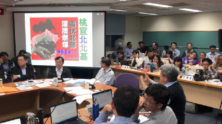 環保局長劉和然為新北市民發聲,表達新北市府不反對興建電廠,但拒絕台電將燃煤發電作為唯一選項。 環保局長劉和然為新北市民發聲,表達新北市府不反對興建電廠,但拒絕台電將燃煤發電作為唯一選項。