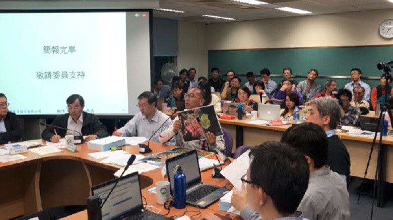 環保局長劉和然為新北市民發聲,表達新北市府不反對興建電廠,但拒絕台電將燃煤發電作為唯一選項。 環保局長劉和然為新北市民發聲,表達新北市府不反對興建電廠,但拒絕台電將燃煤發電作為唯一選項。