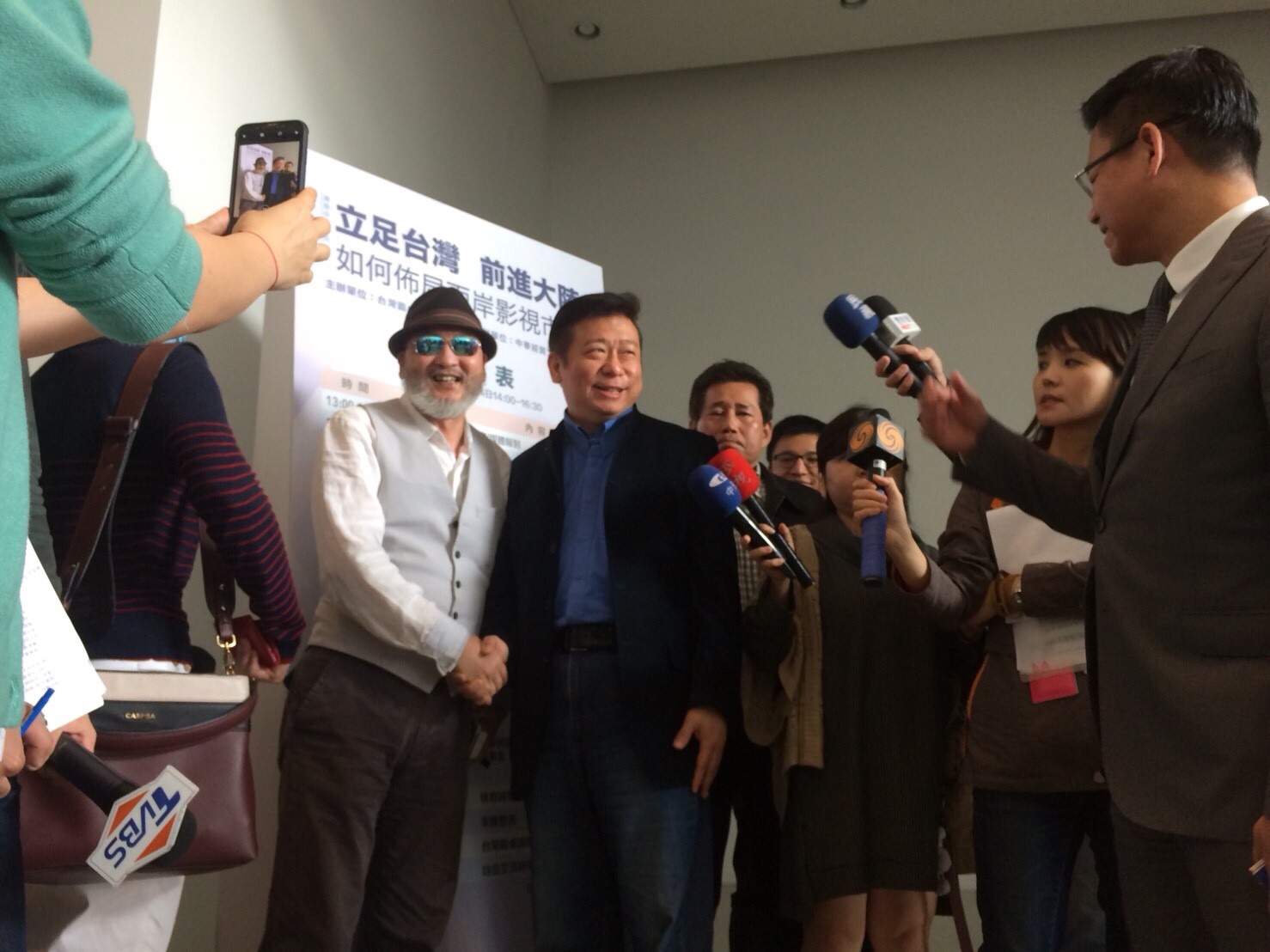 表態參選台北市長、前陸委副主委張顯耀今天下午以「台灣圓桌論壇」理事長的身分,召開「立足台灣,前進大陸,如何布局兩岸影視市場」座談會。 圖:張顯耀辦公室提供 表態參選台北市長、前陸委副主委張顯耀今天下午以「台灣圓桌論壇」理事長的身分,召開「立足台灣,前進大陸,如何布局兩岸影視市場」座談會。 圖:張顯耀辦公室提供