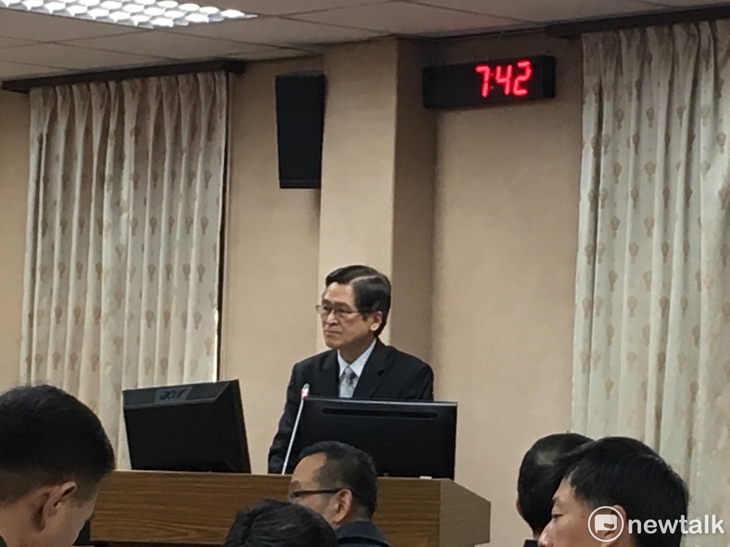 針對向美國軍購F-35戰機一事,國防部長嚴德發改口說,F-35合乎空軍作戰需求選項,「但目前並沒有正式向美方提出採購需求。」 圖:黃韋銓/攝 針對向美國軍購F-35戰機一事,國防部長嚴德發改口說,F-35合乎空軍作戰需求選項,「但目前並沒有正式向美方提出採購需求。」 圖:黃韋銓/攝