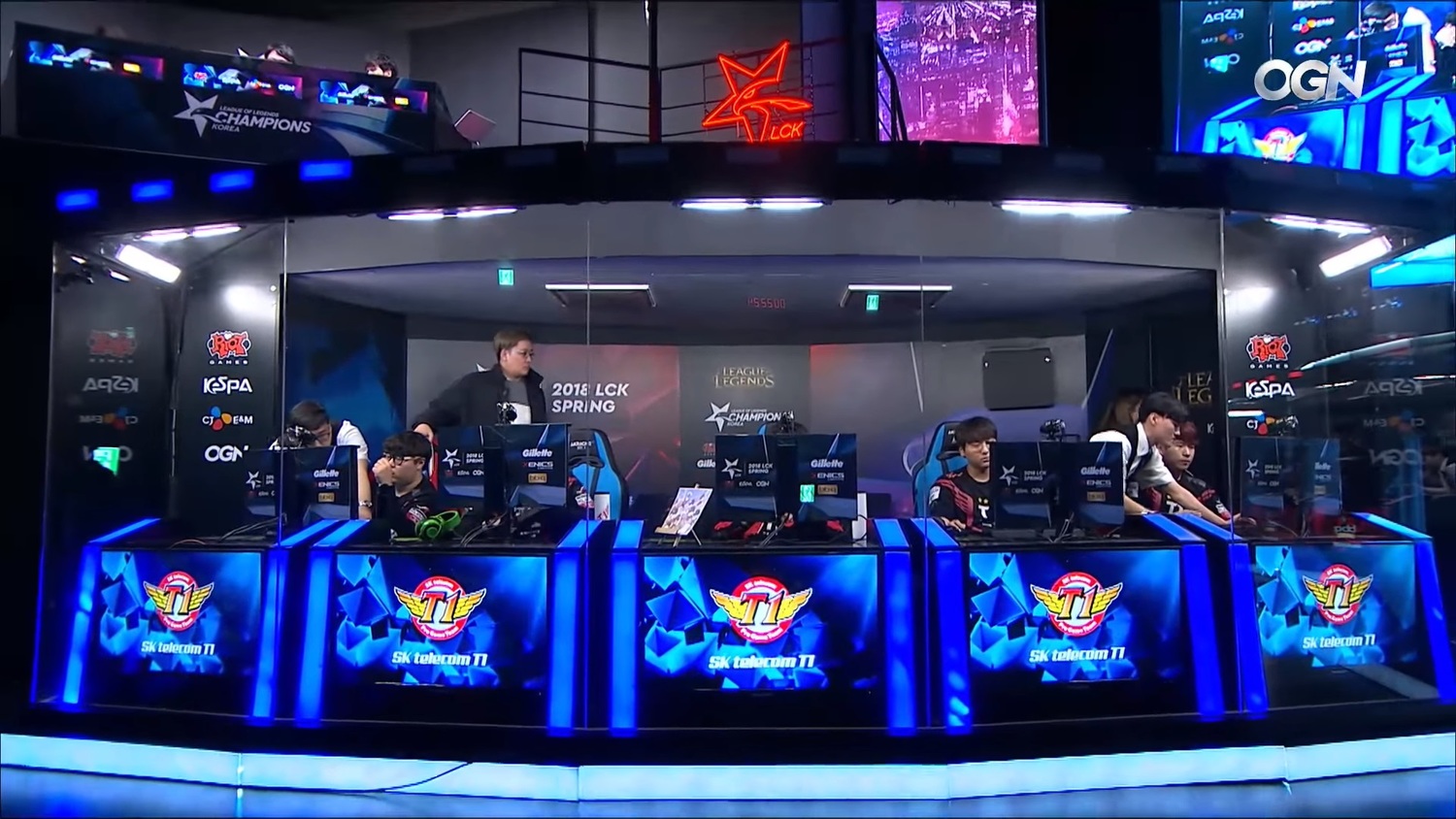 至於今年的第四種子隊伍是曾經奪得三次世界冠軍的隊伍SK telecom T1(SKT),面對這樣不上不下的成績,讓玩家不禁懷疑:難道SKT王朝終於要殞落了嗎? 圖:翻攝自 LoL Esports 至於今年的第四種子隊伍是曾經奪得三次世界冠軍的隊伍SK telecom T1(SKT),面對這樣不上不下的成績,讓玩家不禁懷疑:難道SKT王朝終於要殞落了嗎? 圖:翻攝自 LoL Esports