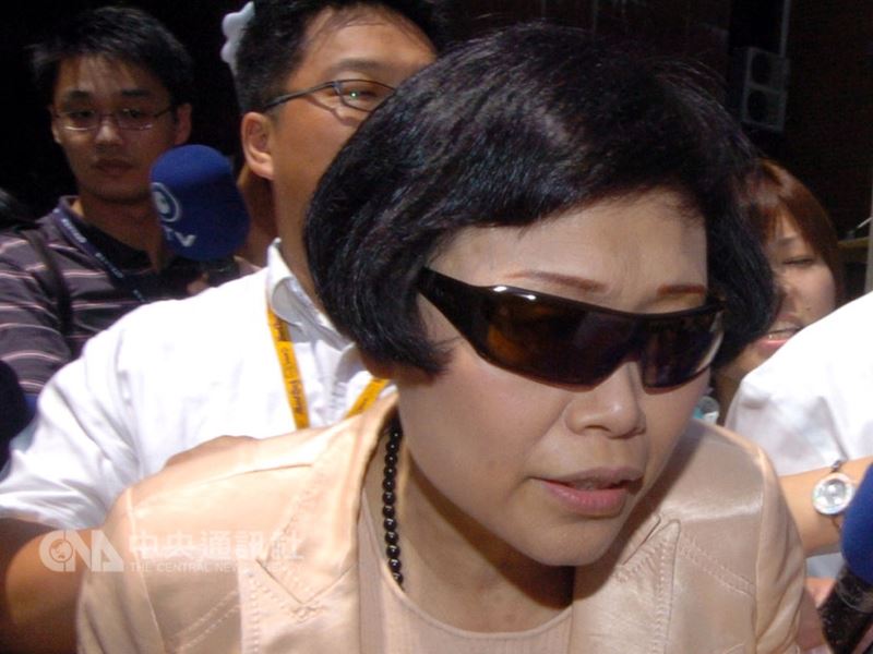 前總統夫人吳淑珍友人種村碧君(前),被控交付發票給吳核銷前總統陳水扁的國務機要費,種村碧君不服高院裁定她限制出境提起抗告,最高法院15日駁回確定。 圖 : 中央社資料照片 前總統夫人吳淑珍友人種村碧君(前),被控交付發票給吳核銷前總統陳水扁的國務機要費,種村碧君不服高院裁定她限制出境提起抗告,最高法院15日駁回確定。 圖 : 中央社資料照片