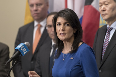 美國駐聯合國大使海利(Nikki Haley)今天發布聲明,反擊白宮幕僚說她在美方將對俄羅斯祭出經濟制裁一事上「搞糊塗」了的說法。(資料照片) 美國駐聯合國大使海利(Nikki Haley)今天發布聲明,反擊白宮幕僚說她在美方將對俄羅斯祭出經濟制裁一事上「搞糊塗」了的說法。(資料照片)