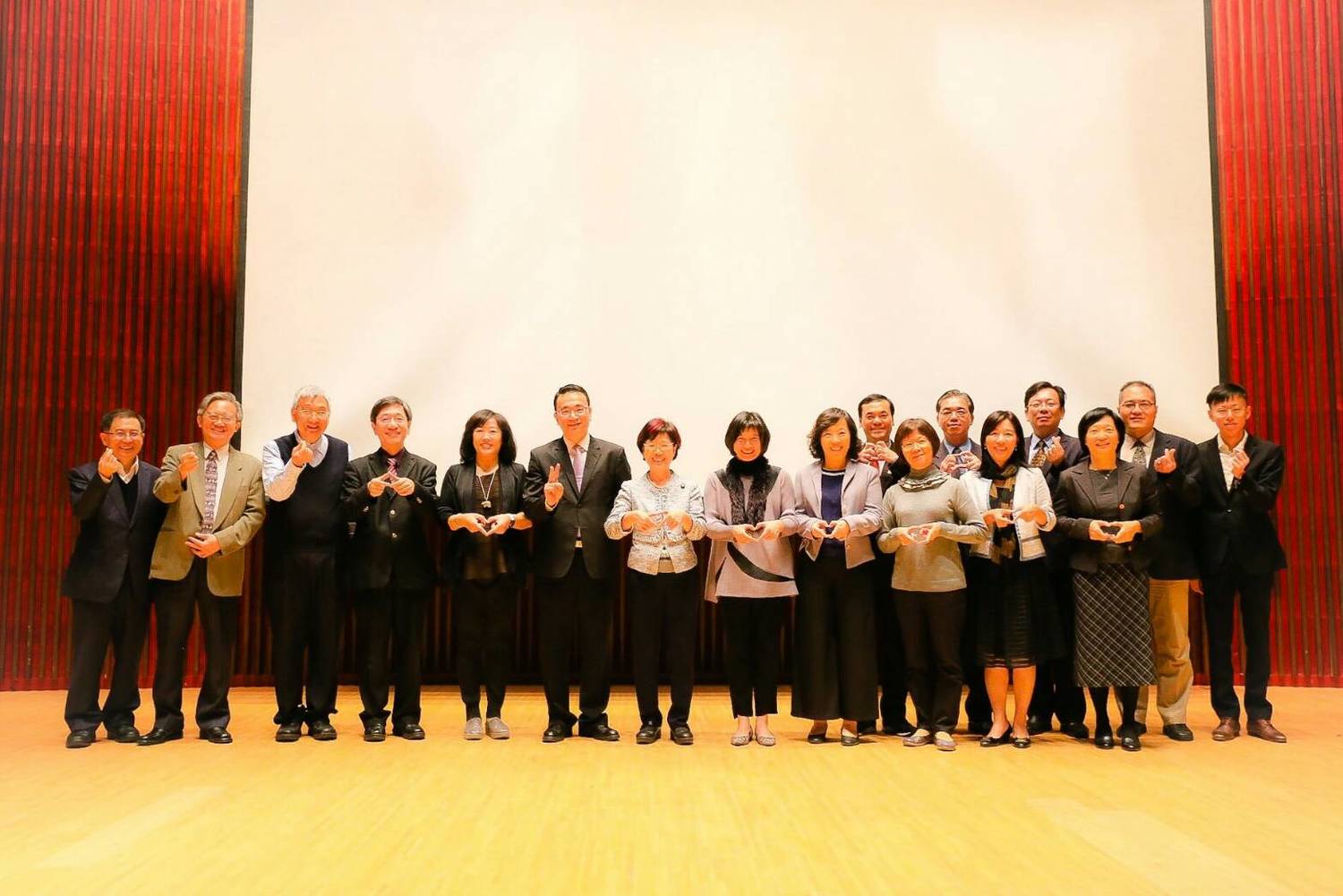 台中市副市長林依瑩表示,過去自己的父親曾遇過法律事件,她也是司改會的個案之一,在這過程中讓她進一步思考加害人與被害人之間的關係;法律雖然有刑期罰則,但在事件中若沒有修復,這對加害人與被害人是一輩子無期的煎熬。 圖:台中市政府/提供 台中市副市長林依瑩表示,過去自己的父親曾遇過法律事件,她也是司改會的個案之一,在這過程中讓她進一步思考加害人與被害人之間的關係;法律雖然有刑期罰則,但在事件中若沒有修復,這對加害人與被害人是一輩子無期的煎熬。 圖:台中市政府/提供