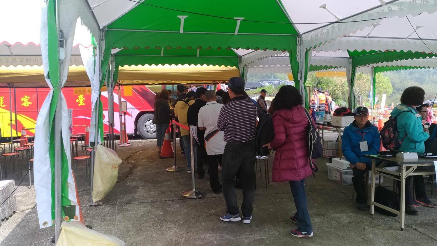 今天為阿里山花季交通管制首日,截至上午11點止搭乘接駁車輛(高鐵,台鐵,八八新舍及塔塔加等位置)人數共計1472人。 圖:阿里山工務段/提供 今天為阿里山花季交通管制首日,截至上午11點止搭乘接駁車輛(高鐵,台鐵,八八新舍及塔塔加等位置)人數共計1472人。 圖:阿里山工務段/提供