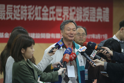 這項紀錄認證還有一個小插曲,文大昨天中午臨時收到認證單位信件,要求補充第二獨立單位的背書,大氣系緊急聯繫中央氣象局副局長鄭明典,完成氣象分析檢驗和檢查,確定文大的資料沒有問題。 圖:中央社 這項紀錄認證還有一個小插曲,文大昨天中午臨時收到認證單位信件,要求補充第二獨立單位的背書,大氣系緊急聯繫中央氣象局副局長鄭明典,完成氣象分析檢驗和檢查,確定文大的資料沒有問題。 圖:中央社