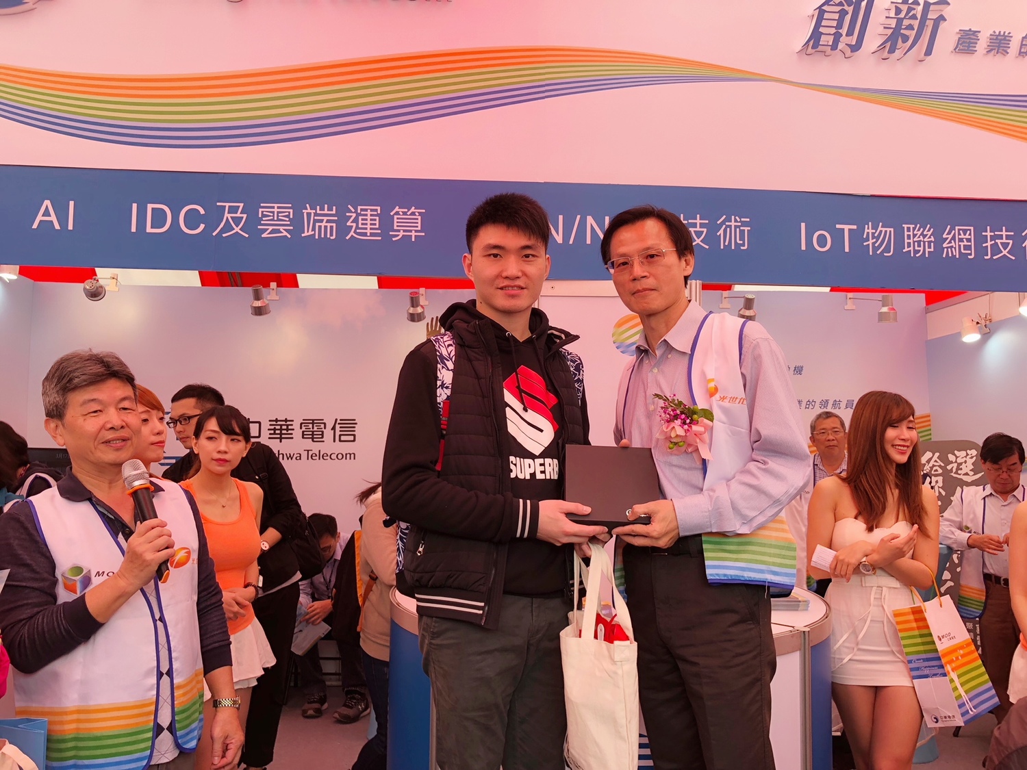 中華電信執行副總蘇添財與參加報名活動的同學合影。 圖:中華電信/提供 中華電信執行副總蘇添財與參加報名活動的同學合影。 圖:中華電信/提供