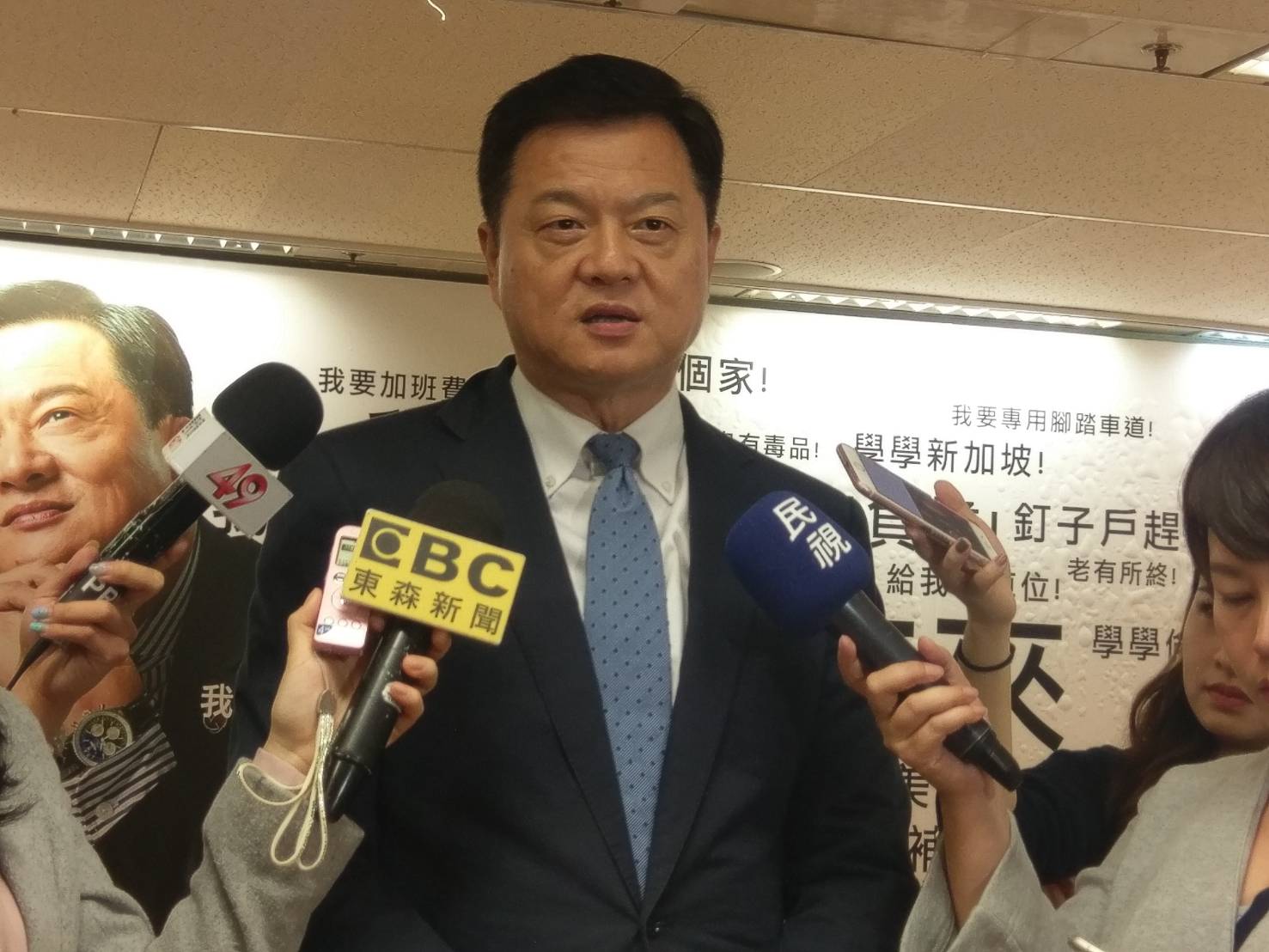 周錫瑋直播前先在新北市政策中心發表談話,酸賴揆「再乾淨的煤還是汙染,只是在玩弄數據資料。」 圖:周錫瑋新北市政策中心/提供 周錫瑋直播前先在新北市政策中心發表談話,酸賴揆「再乾淨的煤還是汙染,只是在玩弄數據資料。」 圖:周錫瑋新北市政策中心/提供