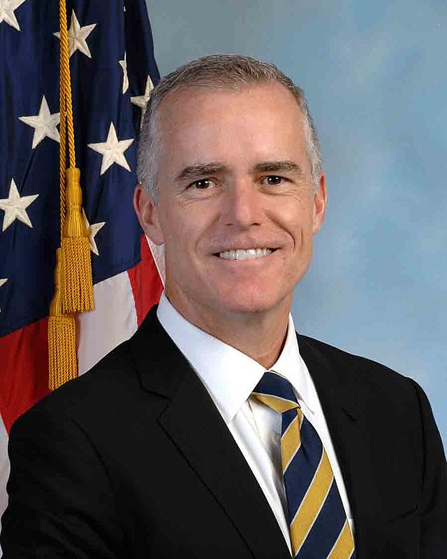 美國聯邦調查局(FBI)前副局長麥凱比今天遭開除。麥凱比聲稱自己被革職,是總統川普持續與FBI及通俄案檢察官作對,但司法部表示,開除是因麥凱比在內部調查時不坦白。 美國聯邦調查局(FBI)前副局長麥凱比今天遭開除。麥凱比聲稱自己被革職,是總統川普持續與FBI及通俄案檢察官作對,但司法部表示,開除是因麥凱比在內部調查時不坦白。