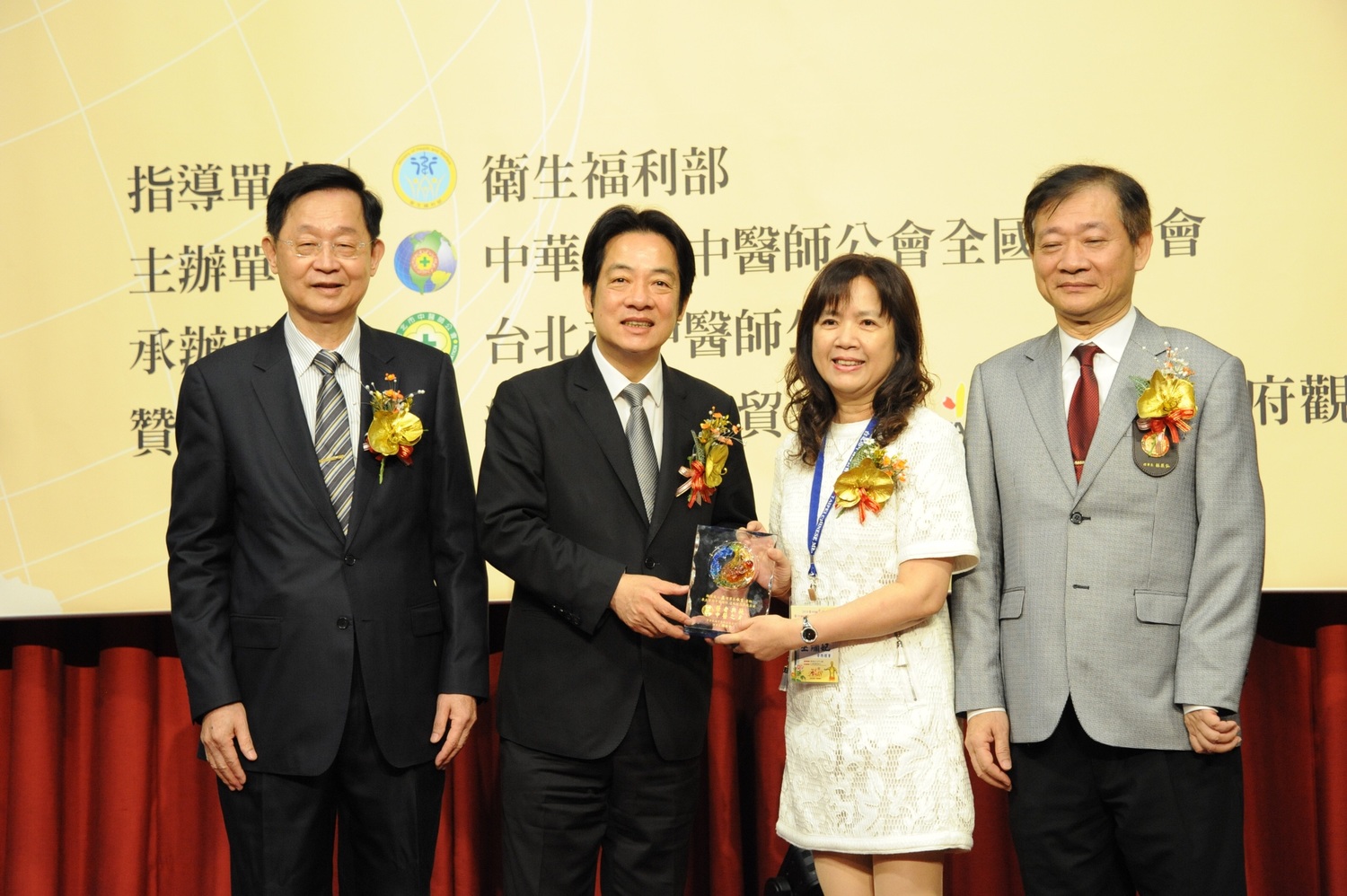 第88屆國醫節慶祝大會及中醫藥成果展暨第10屆國際中醫藥學術論壇大會於今(18)日開幕,行政院長賴清德出席開幕式。 第88屆國醫節慶祝大會及中醫藥成果展暨第10屆國際中醫藥學術論壇大會於今(18)日開幕,行政院長賴清德出席開幕式。
