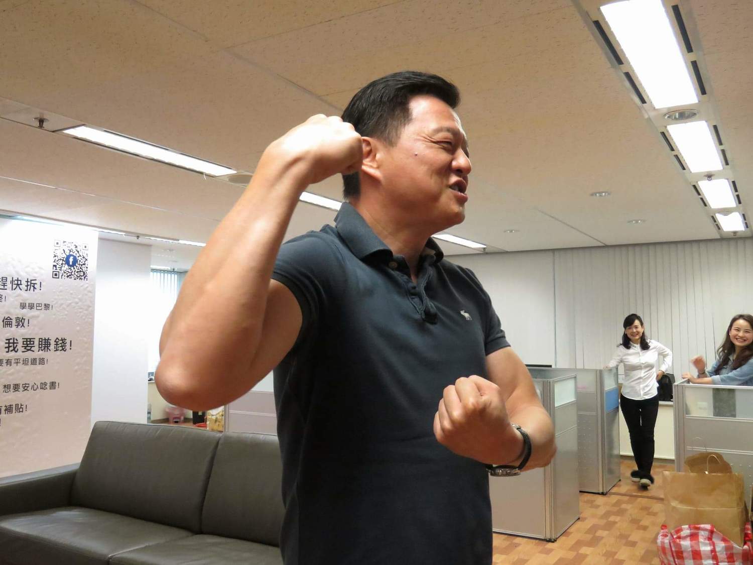 周錫瑋今天並秀胳膊肌肉,強調當市長體力要好、腦力也要好。 圖:王峻昌/攝 周錫瑋今天並秀胳膊肌肉,強調當市長體力要好、腦力也要好。 圖:王峻昌/攝