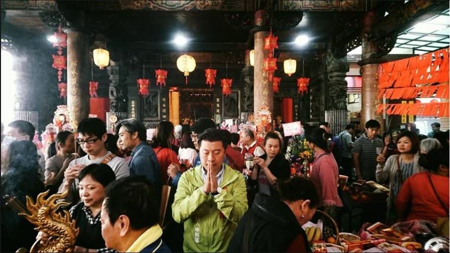 張志豪今天一早就到碧河宮參拜,請求神明保佑大家平安,同時搶攻信眾選票。 圖:翻攝張志豪臉書 張志豪今天一早就到碧河宮參拜,請求神明保佑大家平安,同時搶攻信眾選票。 圖:翻攝張志豪臉書