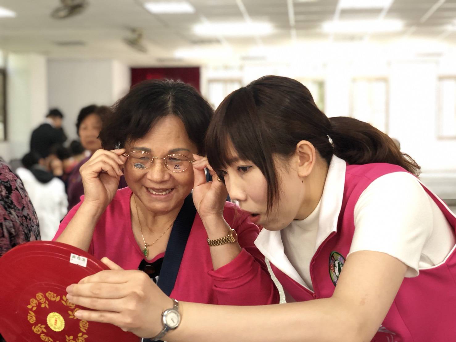 張維倩舉辦「低收入戶與敬老眼鏡」贈送活動,除了提供基礎視力檢查,更倡導視力保健。 圖:張維倩/提供 張維倩舉辦「低收入戶與敬老眼鏡」贈送活動,除了提供基礎視力檢查,更倡導視力保健。 圖:張維倩/提供