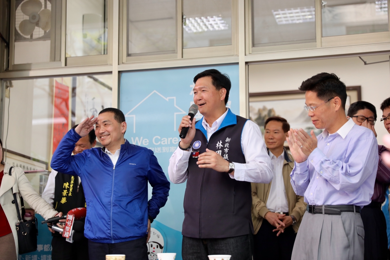 於有意加入新北市長選舉的民進黨籍立委吳秉叡認為新北市府工作效率不佳,侯友宜回應,市府所有同仁都很積極、很認真的做事。 於有意加入新北市長選舉的民進黨籍立委吳秉叡認為新北市府工作效率不佳,侯友宜回應,市府所有同仁都很積極、很認真的做事。