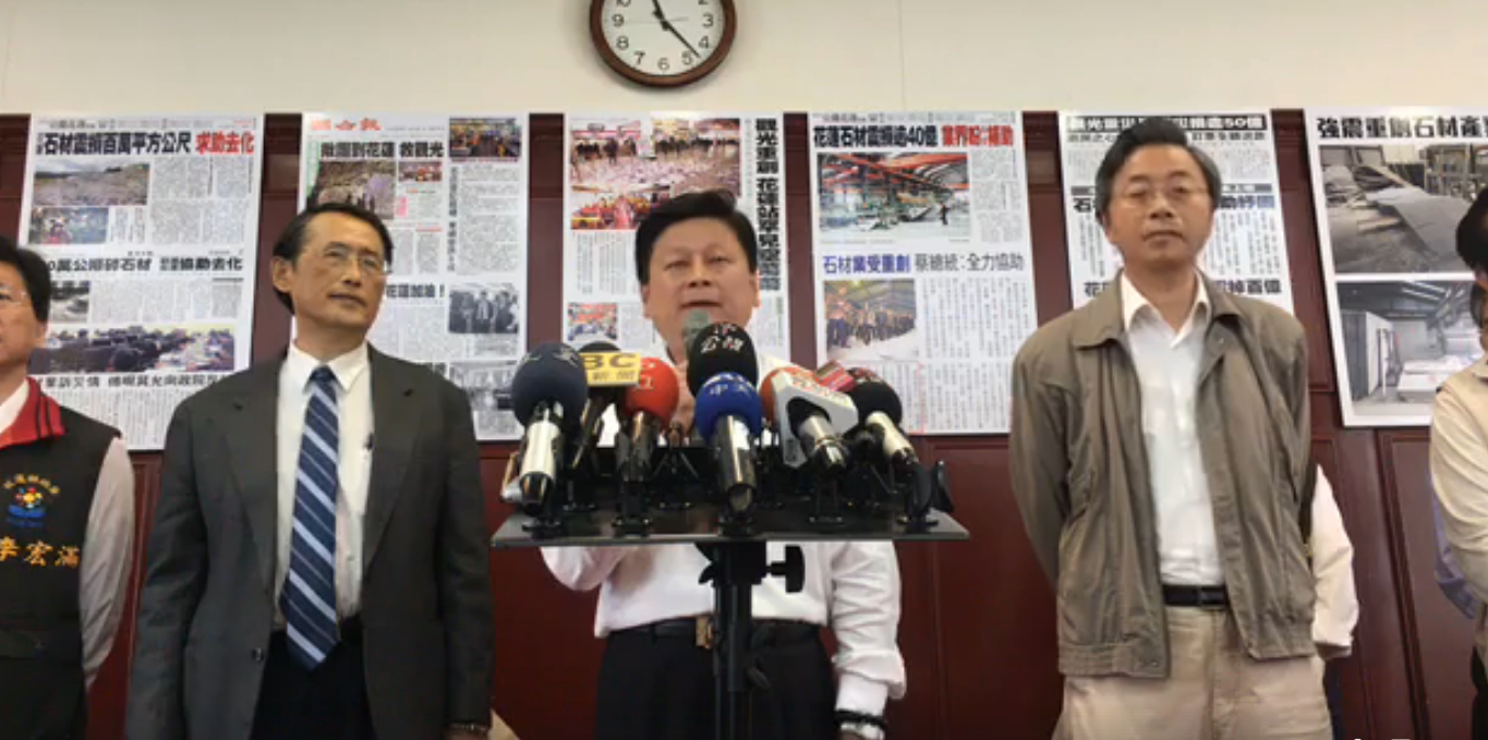 傅崐萁表示,災民有直接及產業災民,災害一發生,隨即發給死亡慰問金、生活補助,並將協助重建、永久屋也將在1年2個月後建好。 圖:翻攝直播畫面 傅崐萁表示,災民有直接及產業災民,災害一發生,隨即發給死亡慰問金、生活補助,並將協助重建、永久屋也將在1年2個月後建好。 圖:翻攝直播畫面