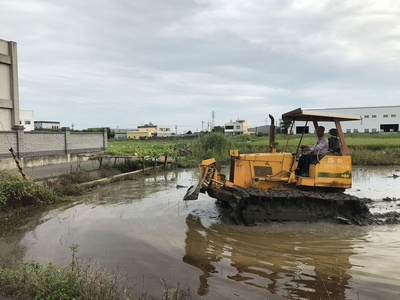 彰化縣遭重金屬污染土地整治後陸續解除列管並復耕,但農民擔心農地土質鬆軟,農耕機具恐無法進場。環保局表示,農地經地力回復驗證,犁底層都能負荷農機作業。圖為推土機在農地試走。( 圖 : 彰化縣環保局/提供 彰化縣遭重金屬污染土地整治後陸續解除列管並復耕,但農民擔心農地土質鬆軟,農耕機具恐無法進場。環保局表示,農地經地力回復驗證,犁底層都能負荷農機作業。圖為推土機在農地試走。( 圖 : 彰化縣環保局/提供