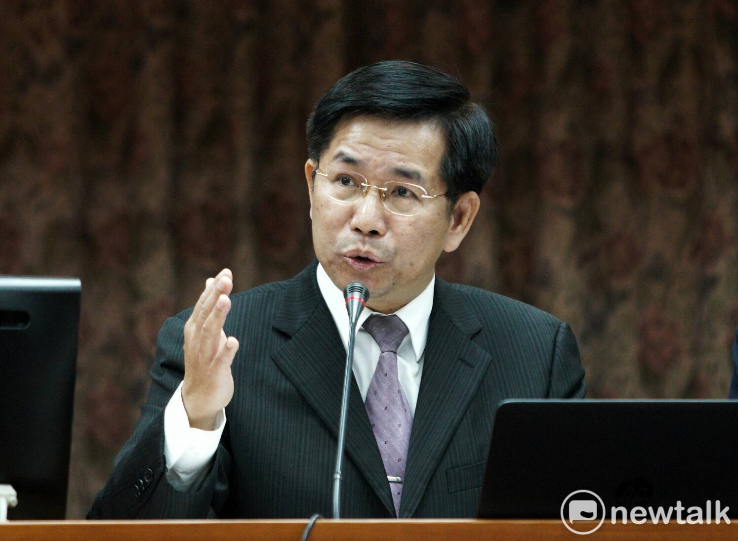 教育部長潘文忠今 (14) 日上午發表請辭聲明。直接打臉稍早政院高官的放話外,還火力猛烈的砲轟台灣大學,援引前楊泮池因有違學倫下台,直批台大校務會議將可能是違法的事項,用「擱置」的會議決議來面對。更抨撃當事人管中閔卻至今拒絕出面說明。 教育部長潘文忠今 (14) 日上午發表請辭聲明。直接打臉稍早政院高官的放話外,還火力猛烈的砲轟台灣大學,援引前楊泮池因有違學倫下台,直批台大校務會議將可能是違法的事項,用「擱置」的會議決議來面對。更抨撃當事人管中閔卻至今拒絕出面說明。