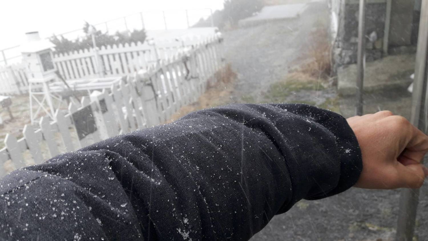 玉山清晨降雪一路下到9:35雪停,不過因風大觀測坪未完全覆蓋,累積降雪0公分。 圖:中央氣象局/提供 玉山清晨降雪一路下到9:35雪停,不過因風大觀測坪未完全覆蓋,累積降雪0公分。 圖:中央氣象局/提供