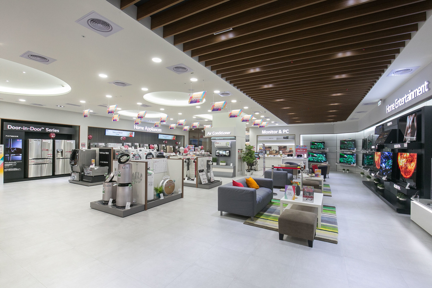 寬敞的店內空間更跳脫過往電子產品用品項分類的方式,以消費者追求美好生活的需求角度出發分為五大主題區域。 圖:LG/提供 寬敞的店內空間更跳脫過往電子產品用品項分類的方式,以消費者追求美好生活的需求角度出發分為五大主題區域。 圖:LG/提供