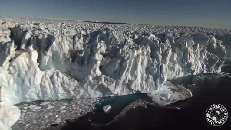 托滕冰川(Totten Glacier)是南極洲流速最快、面積最大的冰川之一,因氣候暖化融冰加速,恐面臨崩解。 圖:翻攝Australian Antarctic Divisionu影片 托滕冰川(Totten Glacier)是南極洲流速最快、面積最大的冰川之一,因氣候暖化融冰加速,恐面臨崩解。 圖:翻攝Australian Antarctic Divisionu影片