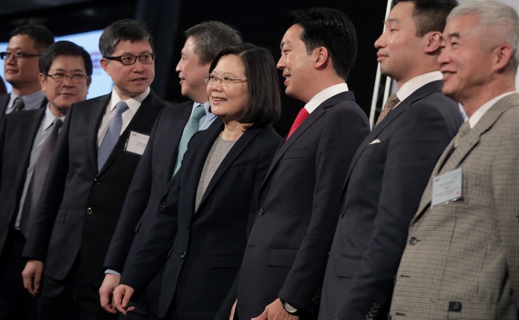 總統蔡英文與台北美國商會謝年飯活動貴賓合影。 圖:總統府/提供 總統蔡英文與台北美國商會謝年飯活動貴賓合影。 圖:總統府/提供