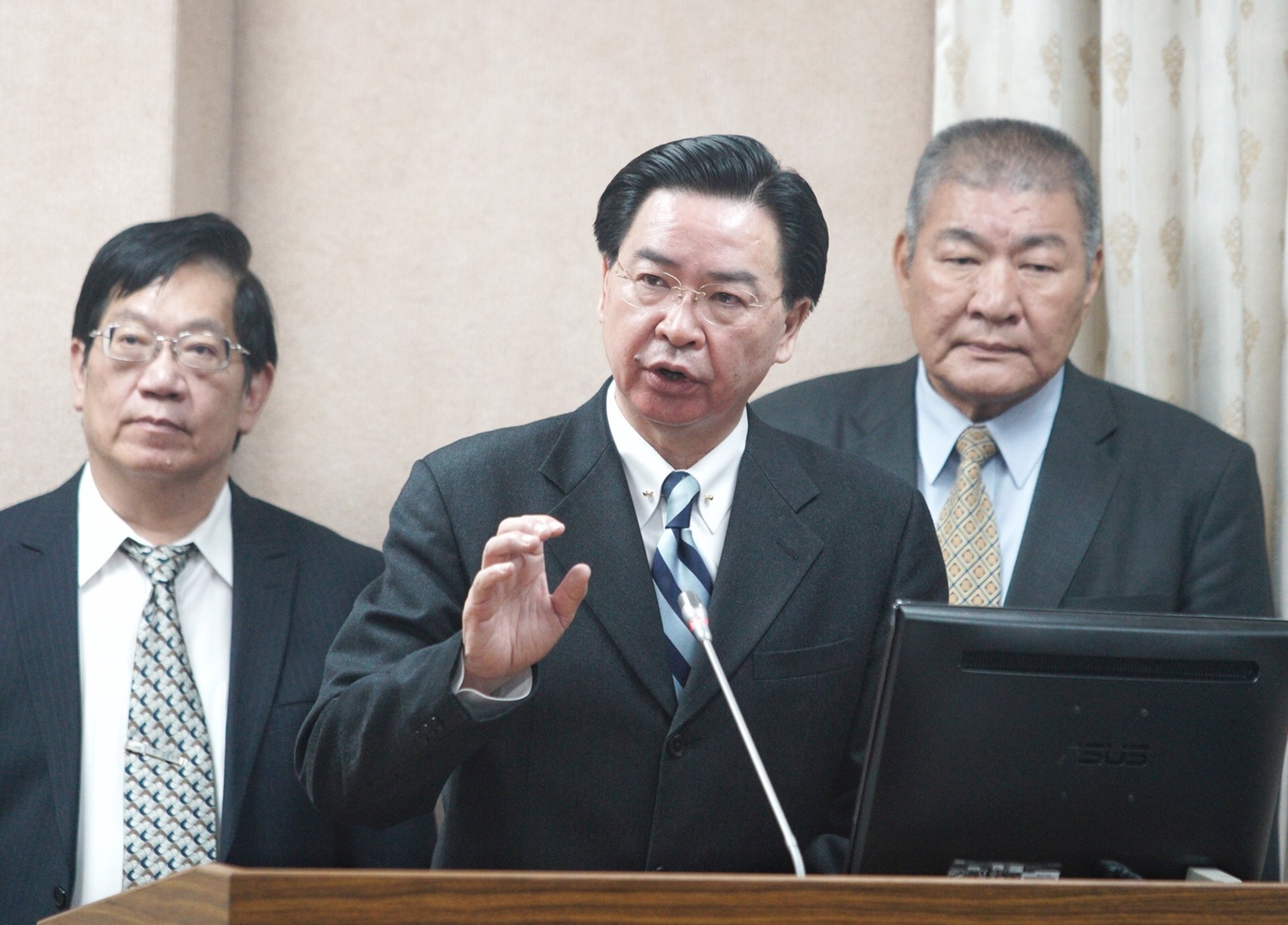 外交部長吳釗燮、海巡署副署長胡意剛(右)、農委會漁業署長黃鴻燕(左)在立院外交及國防委會員備詢。 圖:張良一/攝 外交部長吳釗燮、海巡署副署長胡意剛(右)、農委會漁業署長黃鴻燕(左)在立院外交及國防委會員備詢。 圖:張良一/攝