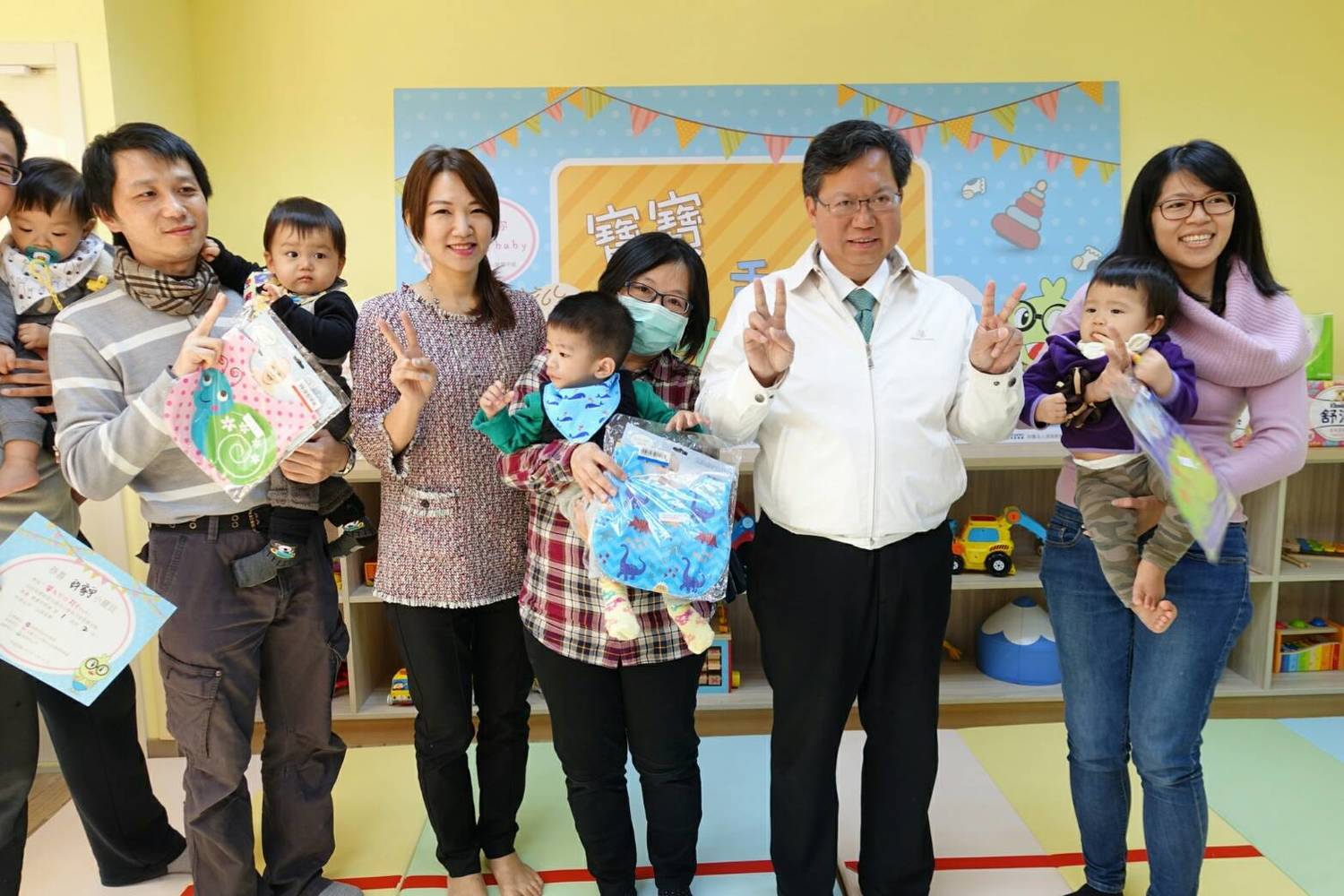 桃園新屋公托中心自開幕日至107年3月30日(五),開放報名收托25名未滿2歲之兒童,並於截止日下午6時辦理抽籤作業。 圖:桃園市政府/提供 桃園新屋公托中心自開幕日至107年3月30日(五),開放報名收托25名未滿2歲之兒童,並於截止日下午6時辦理抽籤作業。 圖:桃園市政府/提供
