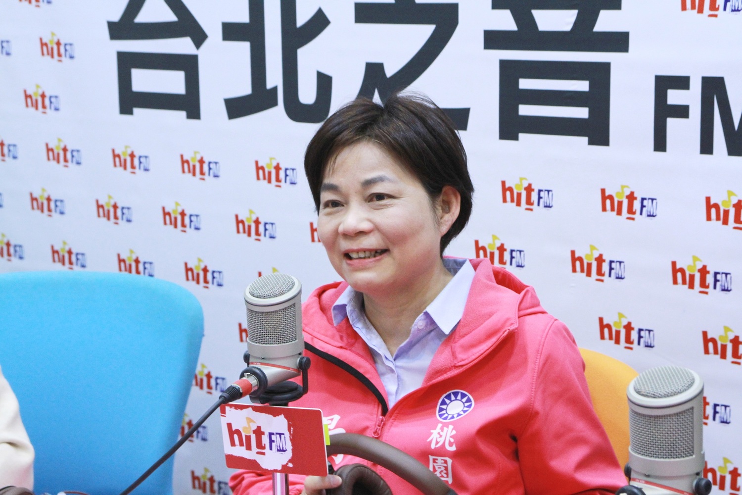 楊麗環與陳學聖上廣播專訪,砲口一致轟現任市長鄭文燦。 楊麗環與陳學聖上廣播專訪,砲口一致轟現任市長鄭文燦。