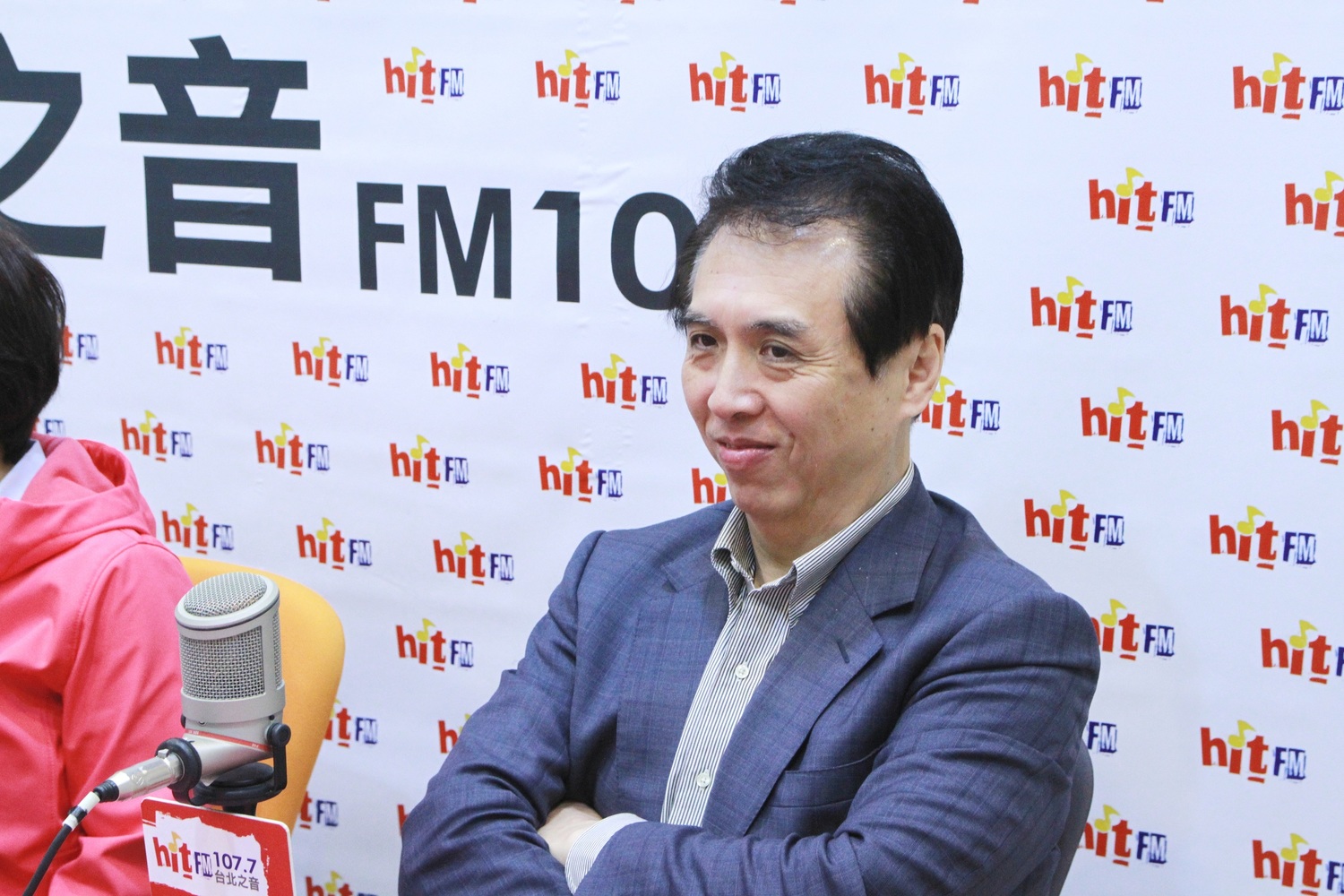 楊麗環與陳學聖上廣播專訪,砲口一致轟現任市長鄭文燦。 楊麗環與陳學聖上廣播專訪,砲口一致轟現任市長鄭文燦。