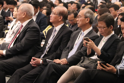 台灣的國家生技醫療產業策進會和香港交易所今天簽定諒解備忘錄(MOU)。 圖 : 中央社 台灣的國家生技醫療產業策進會和香港交易所今天簽定諒解備忘錄(MOU)。 圖 : 中央社