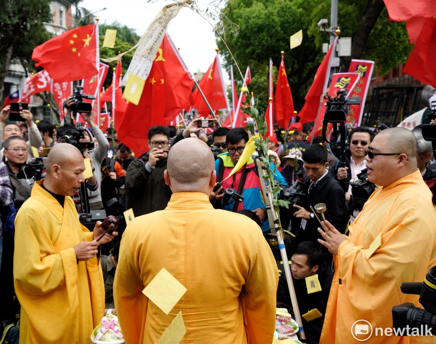 藍天行動聯盟下午舉辦繆德生追思會,也請師傅到場為繆德生誦經與招魂。 圖:張良一/攝 藍天行動聯盟下午舉辦繆德生追思會,也請師傅到場為繆德生誦經與招魂。 圖:張良一/攝