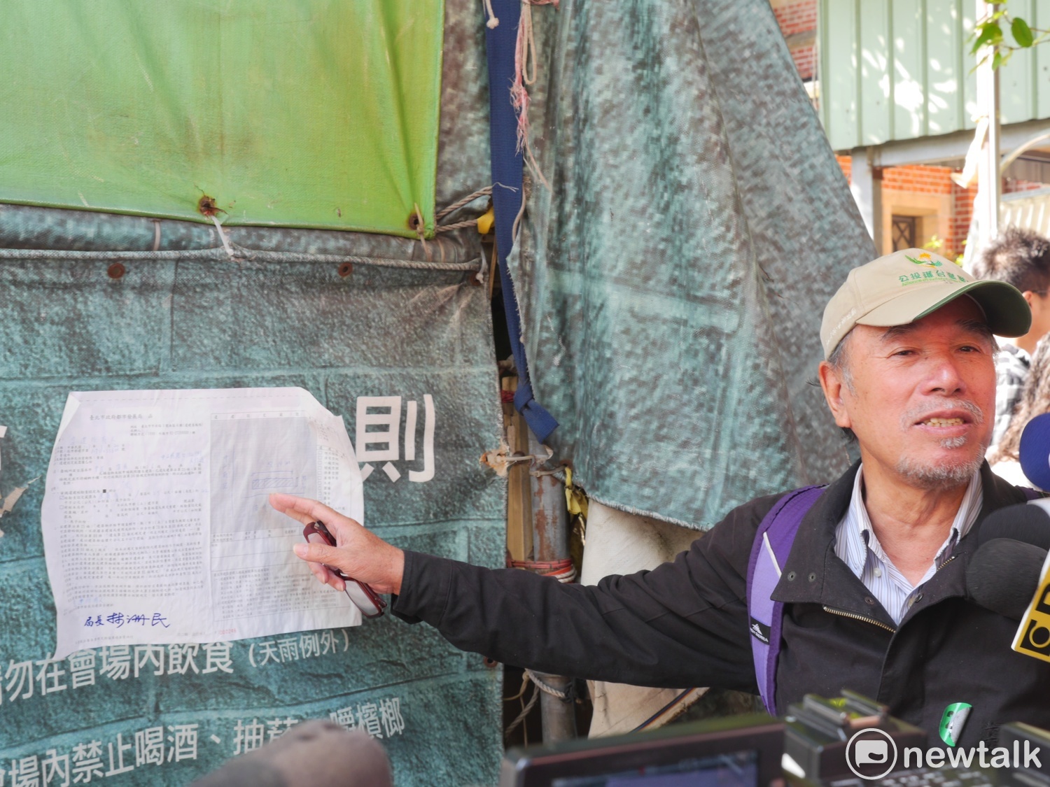 蔡丁貴也說,聽說柯文哲在今天市政會議中指示建管處,今天一定要來處理,不然公務員應該都知道,這是言論自由,他們已經在這長駐第10年,他怎可能不知道,要來拆除也要有道理,不然叫柯文哲自己來講。 圖:黃韋銓/攝 蔡丁貴也說,聽說柯文哲在今天市政會議中指示建管處,今天一定要來處理,不然公務員應該都知道,這是言論自由,他們已經在這長駐第10年,他怎可能不知道,要來拆除也要有道理,不然叫柯文哲自己來講。 圖:黃韋銓/攝