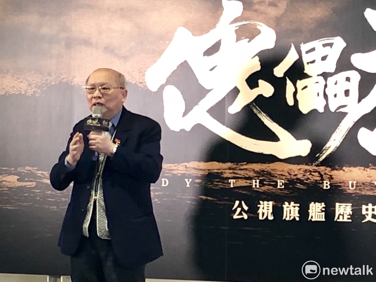 《傀儡花》作者陳耀昌的好友們聽聞,原來缺500位需要剃頭的清兵,已經有不少人,自告奮勇,躍躍欲試。看來勇士們剃頭是沒有問題的,只是不知道導演收不收。 圖:陳奕/攝 《傀儡花》作者陳耀昌的好友們聽聞,原來缺500位需要剃頭的清兵,已經有不少人,自告奮勇,躍躍欲試。看來勇士們剃頭是沒有問題的,只是不知道導演收不收。 圖:陳奕/攝