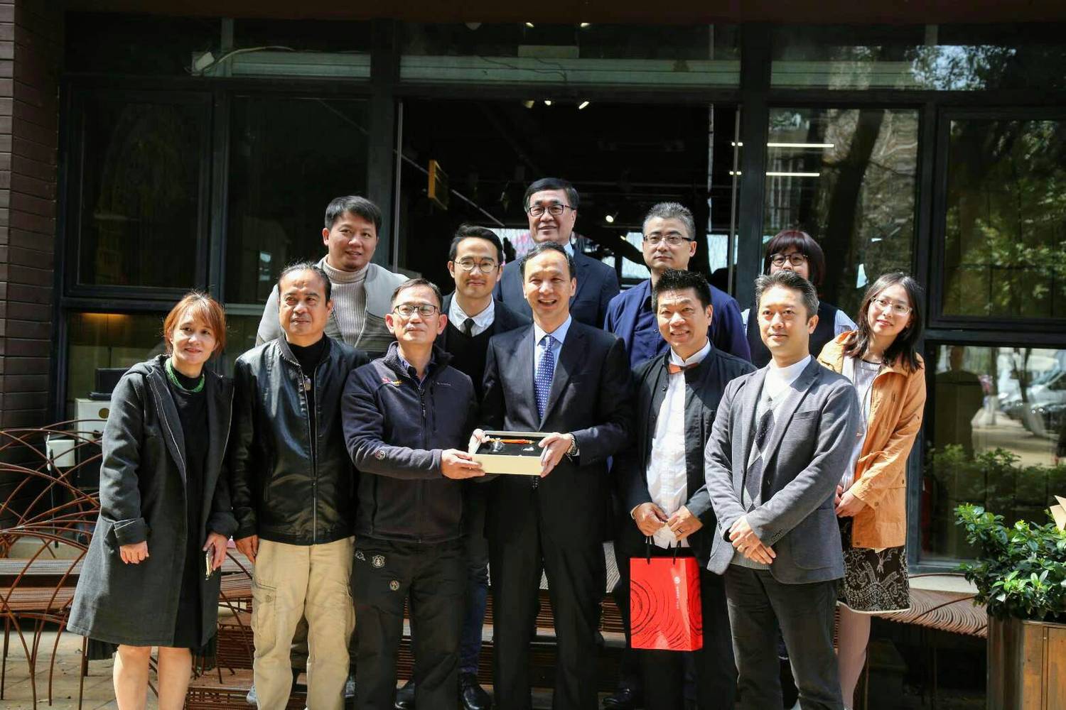 朱立倫提到,新北市在他擔任市長這幾年跟上海交流非常頻繁,上海的各級領導到新北訪問次數也非常的多,希望未來兩個城市能繼續密切交流。 圖:新北市政府/提供 朱立倫提到,新北市在他擔任市長這幾年跟上海交流非常頻繁,上海的各級領導到新北訪問次數也非常的多,希望未來兩個城市能繼續密切交流。 圖:新北市政府/提供