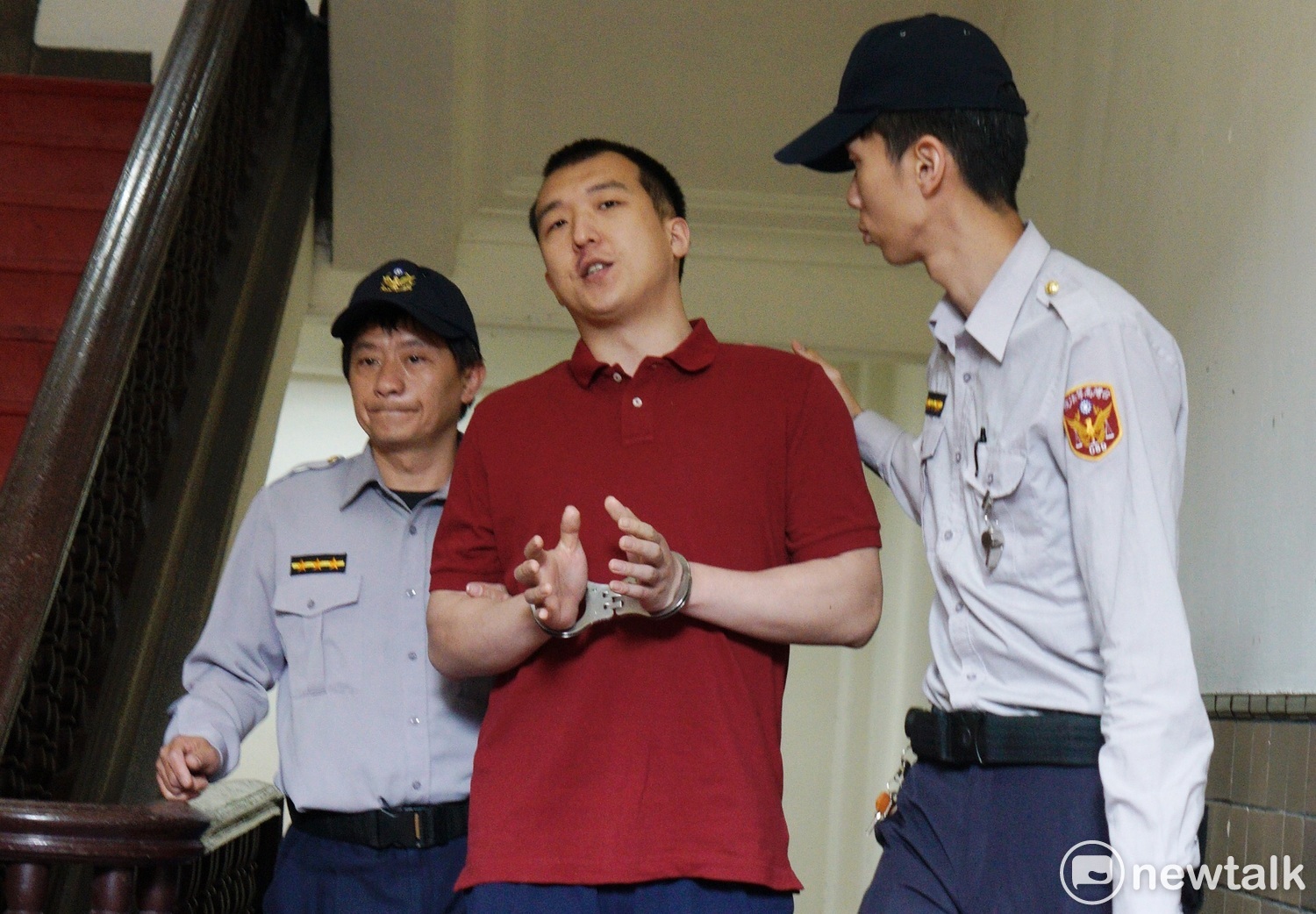 在押的周泓旭被法警帶到法庭前,對著媒體高喊:「這一切都是台灣自導自演的!」 在押的周泓旭被法警帶到法庭前,對著媒體高喊:「這一切都是台灣自導自演的!」