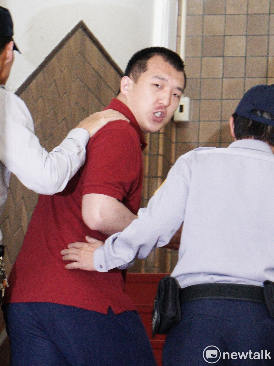 在押的周泓旭被法警帶到法庭前,對著媒體高喊:「這一切都是台灣自導自演的!」 在押的周泓旭被法警帶到法庭前,對著媒體高喊:「這一切都是台灣自導自演的!」