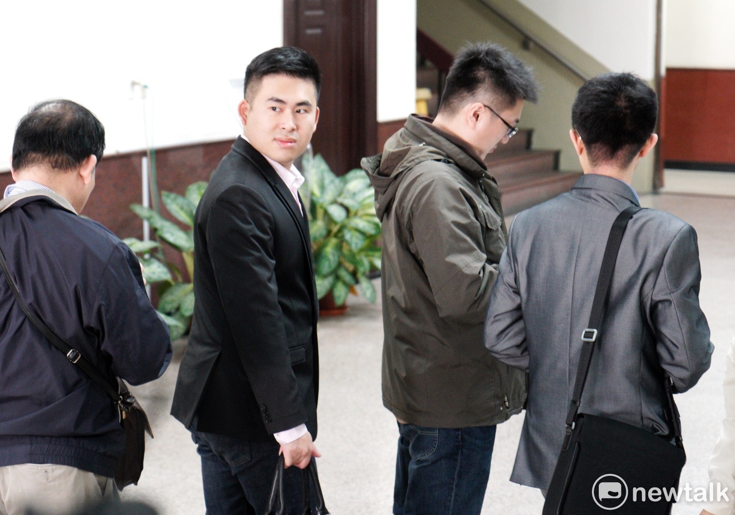 在押的周泓旭被法警帶到法庭前,對著媒體高喊:「這一切都是台灣自導自演的!」 在押的周泓旭被法警帶到法庭前,對著媒體高喊:「這一切都是台灣自導自演的!」