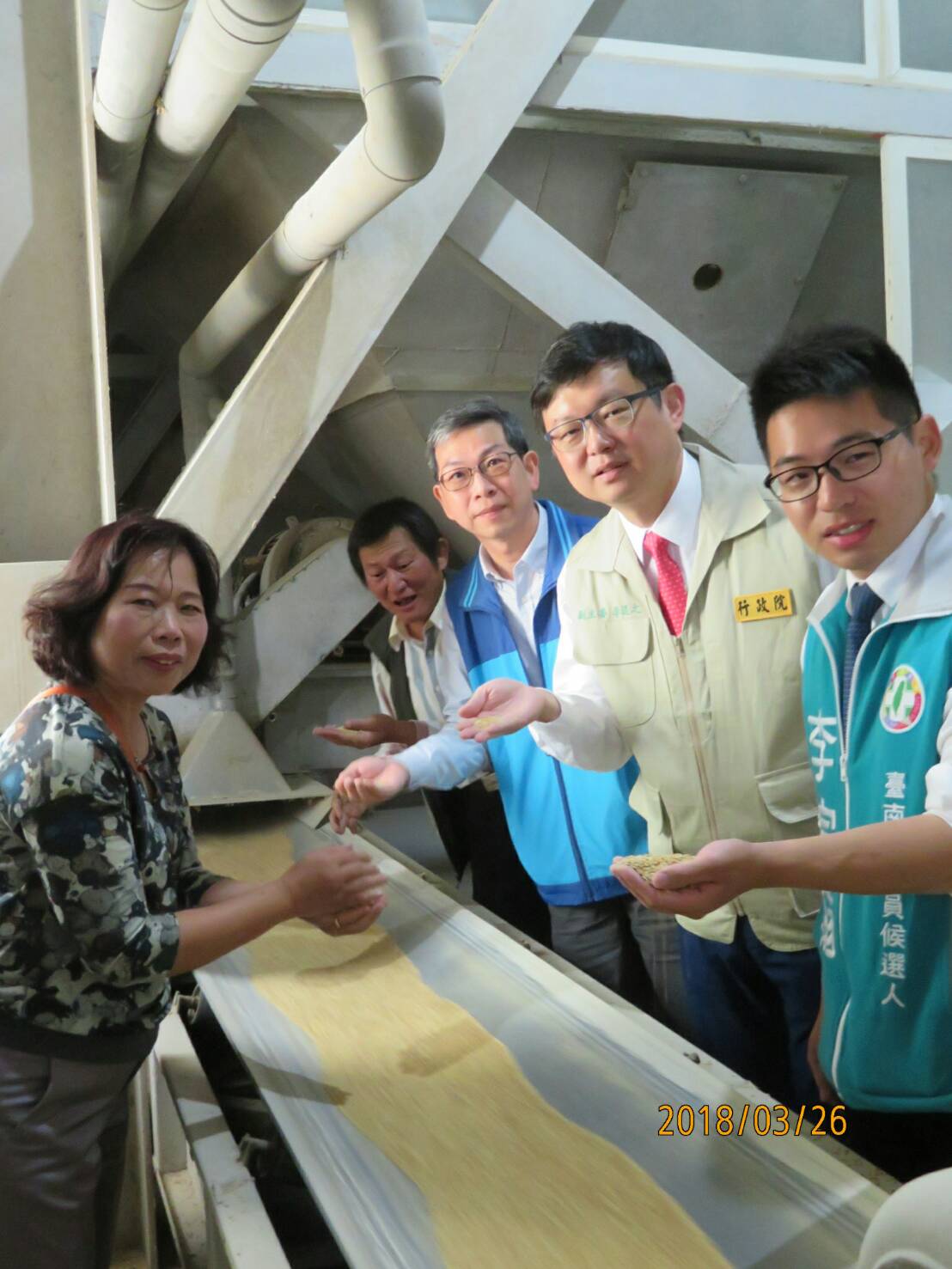 農委會副主委李退之(右二)今(26)日至台南後壁芳榮米廠訪視公糧碾製作業。 圖:農委會/提供 農委會副主委李退之(右二)今(26)日至台南後壁芳榮米廠訪視公糧碾製作業。 圖:農委會/提供