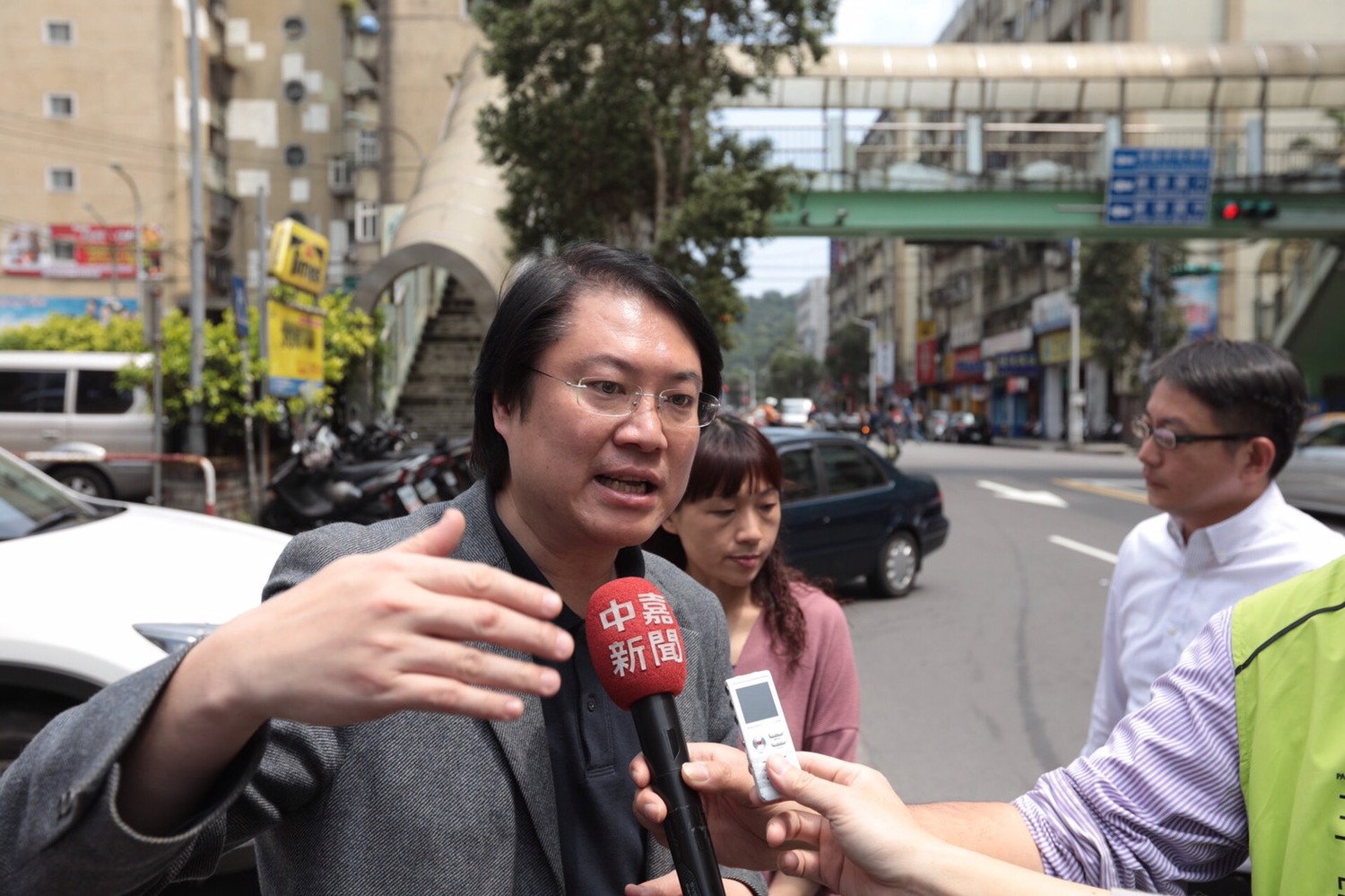 基隆市長林右昌今赴安樂路二段天橋及安樂分駐所視察。 圖:基隆市政府 / 提供 基隆市長林右昌今赴安樂路二段天橋及安樂分駐所視察。 圖:基隆市政府 / 提供